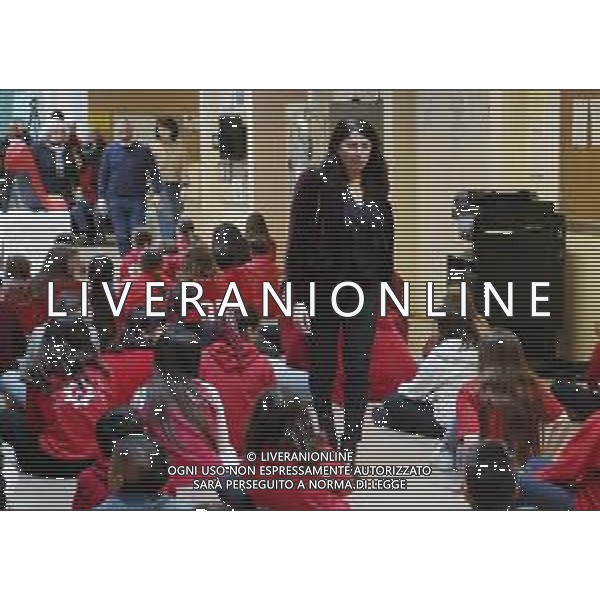 IMOLA 14 02 2025 IC.7 SCUOLA PEDAGNA FLASH MOB CONTRO LA VIOLENZA SULLE DONNE PRESENTE VICE SINDACA ELISA SPADA RAPRESENTANTI ASS.PER LE DONNE,ASS.TRAME DI TERRE ©SANNA - AGENZIA ALDO LIVERANI SAS