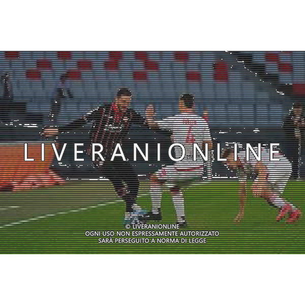 TVEM February 15, 2025 Bari, Italy - SSC Bari vs US Cremonese - Italian soccer serie B 2024/25 - San Nicola Stadium. In the pic: Paulo Azzi of US Cremonese in action against Mattia Maita of SSC Bari foto emmanuele mastrodonato-ag aldo liverani sas