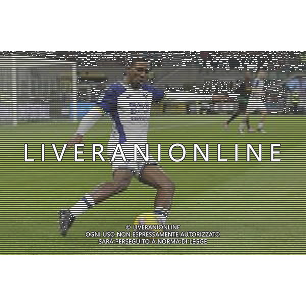 Jackson Tchatchoua of Hellas Verona FC play the ball during Milan AC vs Hellas Verona FC, 25° Serie A Enilive 2024-25 game at G. Meazza - San Siro stadium in Milnao (MI), Italy, on February 15, 2025. (Photo by Davide Casentini)- AGENZIA ALDO LIVERANI SAS