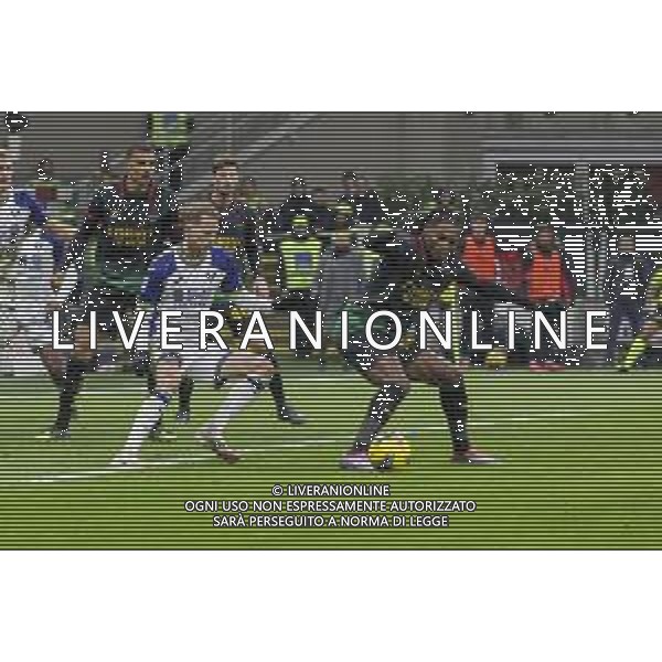 Rafael Leao of AC Milan competes for the ball with Ondrej Duda of Hellas Verona FC during Milan AC vs Hellas Verona FC, 25° Serie A Enilive 2024-25 game at G. Meazza - San Siro stadium in Milnao (MI), Italy, on February 15, 2025. (Photo by Davide Casentini)- AGENZIA ALDO LIVERANI SAS