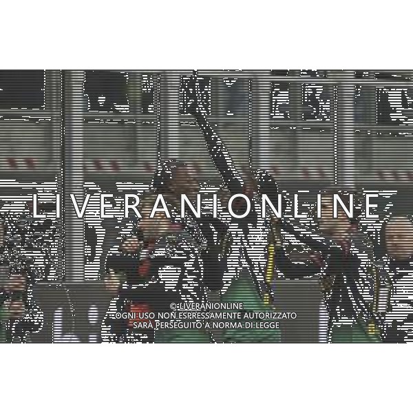 Santiago Gimenez of AC Milan celebrates with team mate during Milan AC vs Hellas Verona FC, 25° Serie A Enilive 2024-25 game at G. Meazza - San Siro stadium in Milnao (MI), Italy, on February 15, 2025. (Photo by Davide Casentini)- AGENZIA ALDO LIVERANI SAS