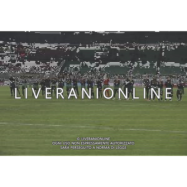 Milan players applaud the fans following the final whistle during Milan AC vs Hellas Verona FC, 25° Serie A Enilive 2024-25 game at G. Meazza - San Siro stadium in Milnao (MI), Italy, on February 15, 2025. (Photo by Davide Casentini)- AGENZIA ALDO LIVERANI SAS
