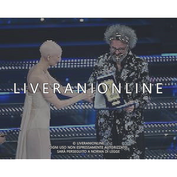 Festival Sanremo 2025 nella foto Simone Cristicchi vince il premio Giancarlo Bigazzi per il miglior componimento musicale , a SX Bianca Balti 75mo Festival della Canzone Italiana - Quinta Serata Teatro Ariston - Sanremo (IM) 15-02-2025 foto Roberto Garavaglia/agenzia Aldo Liverani sas