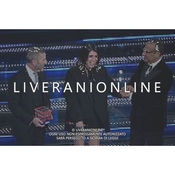 Festival Sanremo 2025 nella foto Giorgia vince il premio TIM per l\'artista più votato su app, siti e canali social ufficiali TIM, a SX Pietro Labiola amministratore delegato TIM e sulla DX Carlo Conti 75mo Festival della Canzone Italiana - Quinta Serata Teatro Ariston - Sanremo (IM) 15-02-2025 foto Roberto Garavaglia/agenzia Aldo Liverani sas