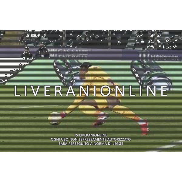 Zion Suzuki of Parma AC makes a save during Parma FC vs AS Roma, 25° Serie A Enilive 2024-25 game at Ennio Tardini stadium in Parma (PR), Italy, on February 16, 2025. (Photo by Davide Casentini) AG ALDO LIVERANI SAS