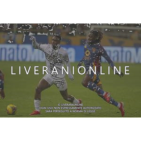 Mandela Keita of Parma AC competes for the ball with Manu Koné of AS Roma during Parma FC vs AS Roma, 25° Serie A Enilive 2024-25 game at Ennio Tardini stadium in Parma (PR), Italy, on February 16, 2025. (Photo by Davide Casentini)- AGENZIA ALDO LIVERANI SAS