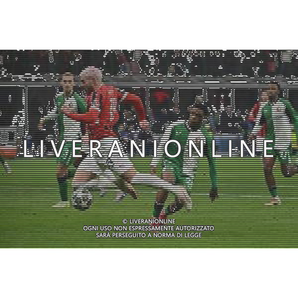 Milan vs Feyenoord nella foto Theo Hernandez (Milan) cade in area e l\'arbitro Szymon Marciniak (POL) lo ammonisce per simulazione Milano 18-02-2025 Stadio Giuseppe Meazza - San Siro UEFA Champions League playoff gara di ritorno foto Roberto Garavaglia/Agenzia Aldo Liverani sas