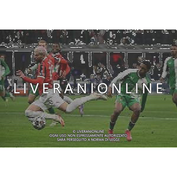 Milan vs Feyenoord nella foto Theo Hernandez (Milan) cade in area e l\'arbitro Szymon Marciniak (POL) lo ammonisce per simulazione Milano 18-02-2025 Stadio Giuseppe Meazza - San Siro UEFA Champions League playoff gara di ritorno foto Roberto Garavaglia/Agenzia Aldo Liverani sas
