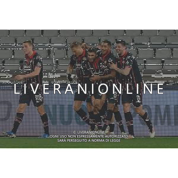 TVEM February 15, 2025 Bari, Italy - SSC Bari vs US Cremonese - Italian soccer serie B 2024/25 - San Nicola Stadium. In the pic: Mattia Valoti of US Cremonese celebrates after scoring a goal with teammates foto emmanuele mastodonato-ag aldo liverani sas