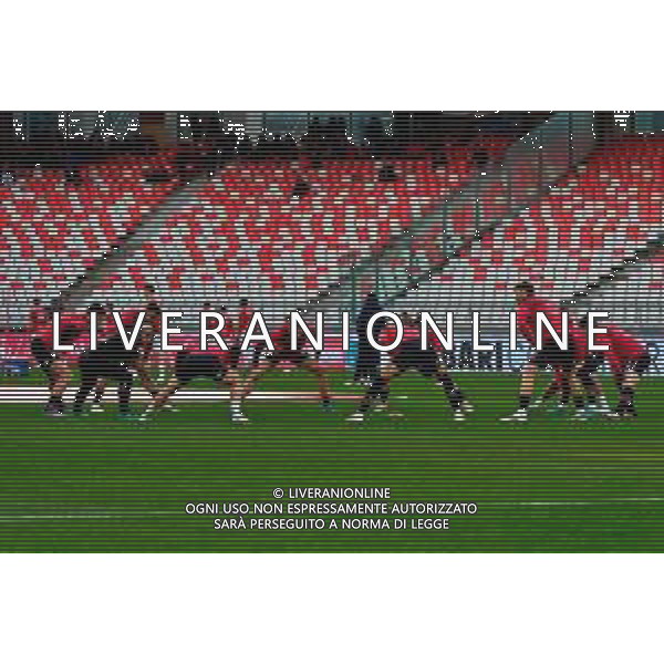 TVEM February 15, 2025 Bari, Italy - SSC Bari vs US Cremonese - Italian soccer serie B 2024/25 - San Nicola Stadium. In the pic: Players of US Cremonese warms up foto emmanuele mastodonato-ag aldo liverani sas