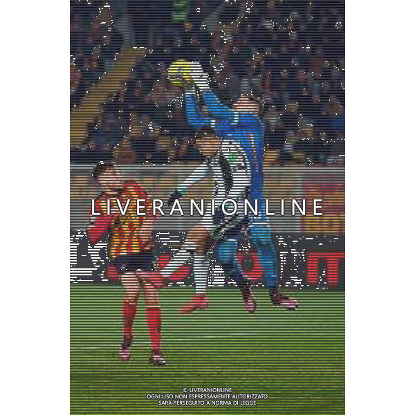 TVEM February 21, 2025 Lecce, Italy - US Lecce vs Udinese Calcio - Italian soccer serie A 2024/25 - Via Del Mare Stadium. In the pic: Wladimiro Falcone of US Lecce in action against Alexis Sanchez of Udinese Calcio foto emmanuele mastrodonato-ag aldo liverani sas