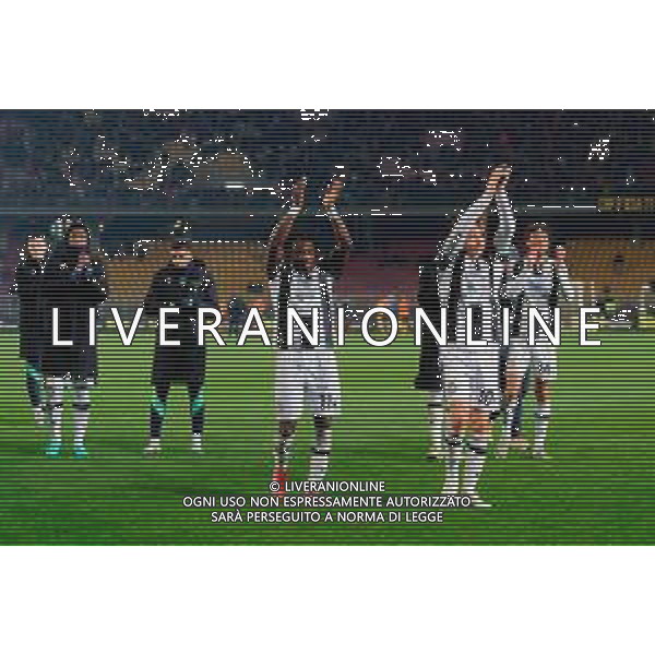 TVEM February 21, 2025 Lecce, Italy - US Lecce vs Udinese Calcio - Italian soccer serie A 2024/25 - Via Del Mare Stadium. In the pic: Players of Udinese Calcio the US Lecce players applauds fans foto emmanuele mastrodonato-ag aldo liverani sas