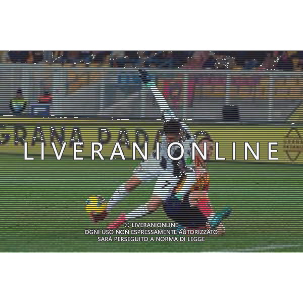 TVEM February 21, 2025 Lecce, Italy - US Lecce vs Udinese Calcio - Italian soccer serie A 2024/25 - Via Del Mare Stadium. In the pic: Alexis Sanchez of Udinese Calcio in action against Tete Morente of US Lecce foto emmanuele mastrodonato-ag aldo liverani sas