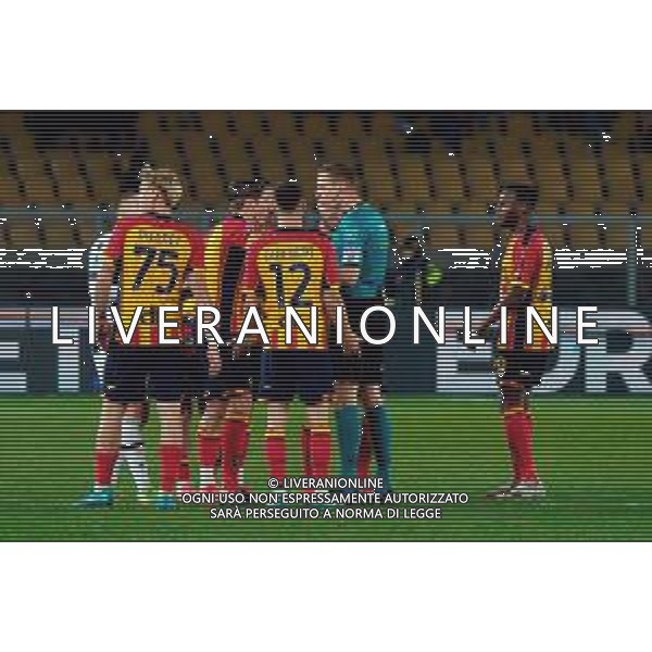 TVEM February 21, 2025 Lecce, Italy - US Lecce vs Udinese Calcio - Italian soccer serie A 2024/25 - Via Del Mare Stadium. In the pic: Players of US Lecce protests with the referee Kevin Bonacina of Bergamo foto emmanuele mastrodonato-ag aldo liverani sas