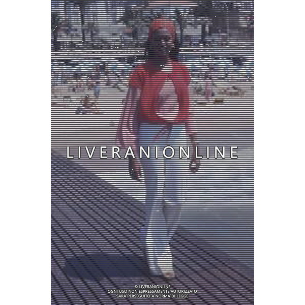 DIAP-RETROSPETTIVA ZEUDI ARAYA ATTRICE NELLA FOTO ZEUDI ARAYA A CANNES NELL\'ANNO 1976 AG ALDO LIVERANI SAS