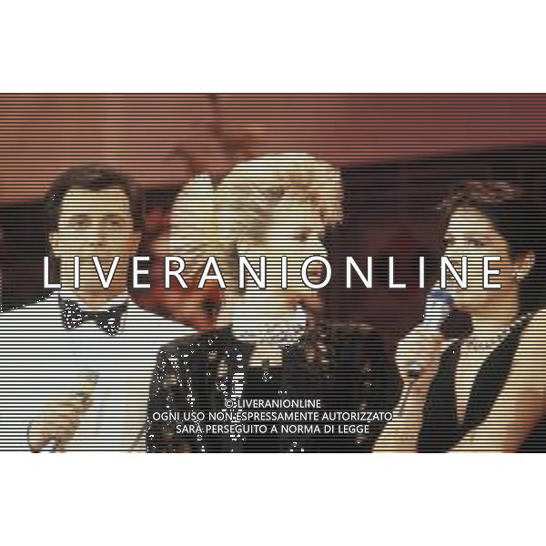 DIA- RETROSPETTIVA LORETTA GOGGI CANTANTE E PRESENTATRICE TV NELLA FOTO ALLA CONDUZIONE DEL FESTIVAL DI SANREMO NEL FEBBRAIO 1986 CON ANNA PETTINELLI, MAURO MICHELONI E SERGIO MANCINELLI ©CONTROLUCE - AG ALDO LIVERANI SAS