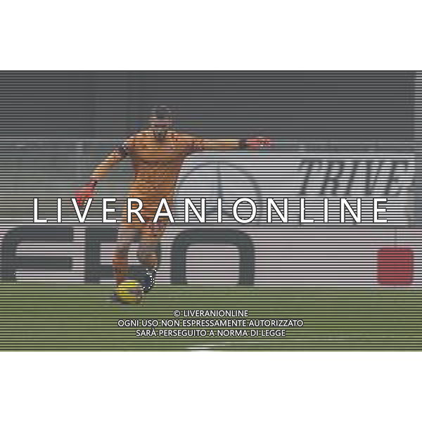 David De Gea Quintana of ACF Fiorentina kick the ball during Hellas Verona FC vs ACF Fiorentina, 26° Serie A Enilive 2024-25 game at Marcantonio Bentegodi stadium in Verona (VR), Italy, on February 23, 2025. (Photo by Davide Casentini)- AGENZIA ALDO LIVERANI SAS