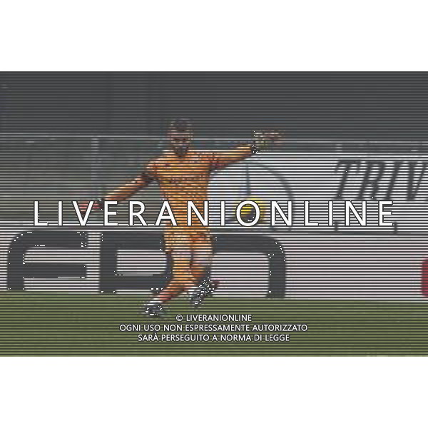David De Gea Quintana of ACF Fiorentina kick the ball during Hellas Verona FC vs ACF Fiorentina, 26° Serie A Enilive 2024-25 game at Marcantonio Bentegodi stadium in Verona (VR), Italy, on February 23, 2025. (Photo by Davide Casentini)- AGENZIA ALDO LIVERANI SAS