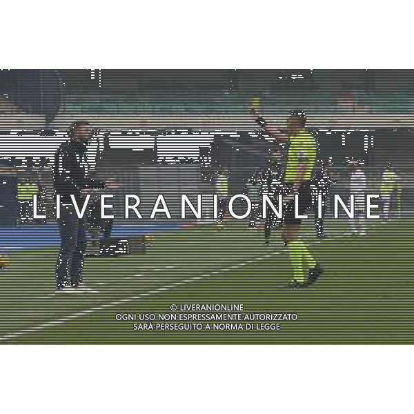 arbitro con cartellino giallo - Referee Marco di Bello shows the yellow card to Paolo Zanetti Head Coach of Hellas Verona FC during Hellas Verona FC vs ACF Fiorentina, 26° Serie A Enilive 2024-25 game at Marcantonio Bentegodi stadium in Verona (VR), Italy, on February 23, 2025. (Photo by Davide Casentini)- AGENZIA ALDO LIVERANI SAS
