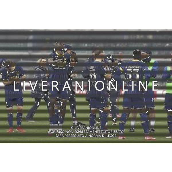 Hellas Verona players celebrate the victory at the end of Hellas Verona FC vs ACF Fiorentina, 26° Serie A Enilive 2024-25 game at Marcantonio Bentegodi stadium in Verona (VR), Italy, on February 23, 2025. (Photo by Davide Casentini)- AGENZIA ALDO LIVERANI SAS