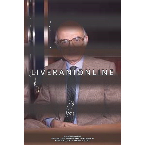 DIAP--RETROSPETTIVA ANTONIO LUBRANO GIORNALISTA E CONDUTTORE TELEVISIVO NELLA FOTO ANTONIO LUBRANO NELL\'ANNO 1990 CONDUTTORE TELEVISIVO“MI MANDA LUBRANO“ AG ALDO LIVERANI SAS 