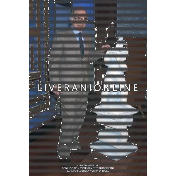 DIAP--RETROSPETTIVA ANTONIO LUBRANO GIORNALISTA E CONDUTTORE TELEVISIVO NELLA FOTO ANTONIO LUBRANO NELL\'ANNO 1990 CONDUTTORE TELEVISIVO“MI MANDA LUBRANO“ AG ALDO LIVERANI SAS 