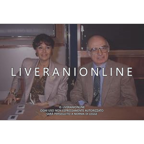 DIAP--RETROSPETTIVA ANTONIO LUBRANO GIORNALISTA E CONDUTTORE TELEVISIVO  NELLA FOTO ANTONIO LUBRANO CON ANNA TORTORA NELL\'ANNO 1990 CONDUTTORE TELEVISIVO“MI MANDA LUBRANO“  AG ALDO LIVERANI SAS