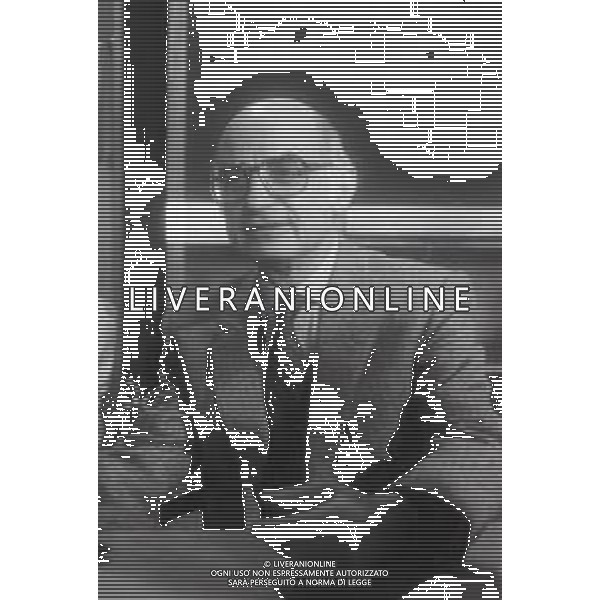 NEG--RETROSPETTIVA ANTONIO LUBRANO GIORNALISTA E CONDUTTORE TELEVISIVO NELLA FOTO ANTONIO LUBRANO NELL\'ANNO 1990 CONDUTTORE TELEVISIVO“MI MANDA LUBRANO“ AG ALDO LIVERANI SAS 