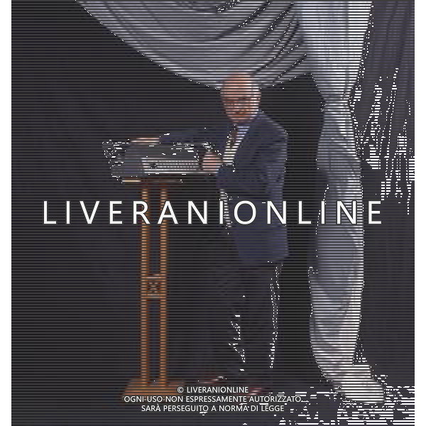 DIAP- RETROSPETTIVA ANTONIO LUBRANO GIORNALISTA E CONDUTTORE TELEVISIVO NELLA FOTO ANTONIO LUBRANO CONDUTTORE TELEVISIVO  AG THEMA-AG ALDO LIVERANI SAS 