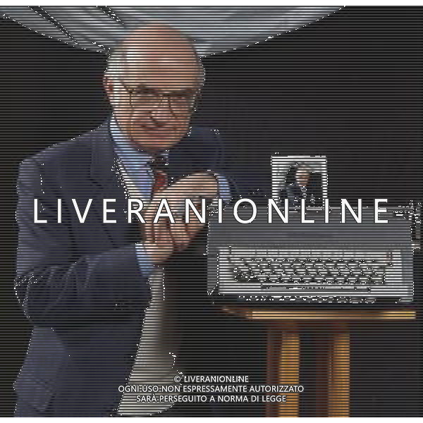 DIAP- RETROSPETTIVA ANTONIO LUBRANO GIORNALISTA E CONDUTTORE TELEVISIVO NELLA FOTO ANTONIO LUBRANO CONDUTTORE TELEVISIVO  AG THEMA-AG ALDO LIVERANI SAS 
