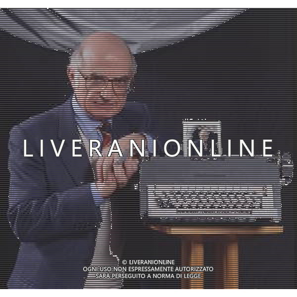 DIAP- RETROSPETTIVA ANTONIO LUBRANO GIORNALISTA E CONDUTTORE TELEVISIVO NELLA FOTO ANTONIO LUBRANO CONDUTTORE TELEVISIVO  AG THEMA-AG ALDO LIVERANI SAS 