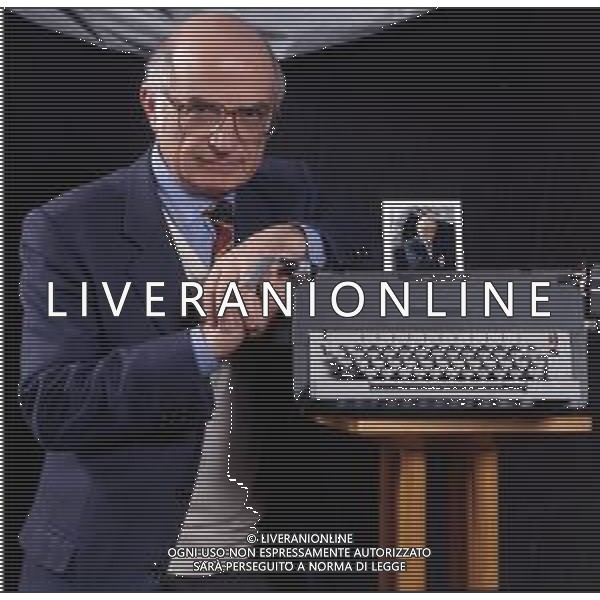 DIAP- RETROSPETTIVA ANTONIO LUBRANO GIORNALISTA E CONDUTTORE TELEVISIVO NELLA FOTO ANTONIO LUBRANO CONDUTTORE TELEVISIVO  AG THEMA-AG ALDO LIVERANI SAS 