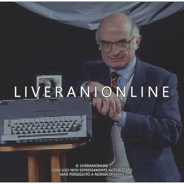 DIAP- RETROSPETTIVA ANTONIO LUBRANO GIORNALISTA E CONDUTTORE TELEVISIVO NELLA FOTO ANTONIO LUBRANO CONDUTTORE TELEVISIVO  AG THEMA-AG ALDO LIVERANI SAS 