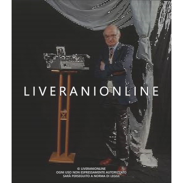 DIAP- RETROSPETTIVA ANTONIO LUBRANO GIORNALISTA E CONDUTTORE TELEVISIVO NELLA FOTO ANTONIO LUBRANO CONDUTTORE TELEVISIVO  AG THEMA-AG ALDO LIVERANI SAS 