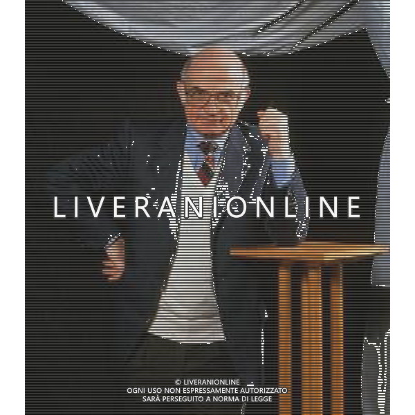DIAP- RETROSPETTIVA ANTONIO LUBRANO GIORNALISTA E CONDUTTORE TELEVISIVO NELLA FOTO ANTONIO LUBRANO CONDUTTORE TELEVISIVO  AG THEMA-AG ALDO LIVERANI SAS 