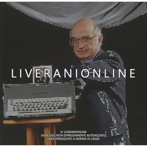 DIAP- RETROSPETTIVA ANTONIO LUBRANO GIORNALISTA E CONDUTTORE TELEVISIVO NELLA FOTO ANTONIO LUBRANO CONDUTTORE TELEVISIVO  AG THEMA-AG ALDO LIVERANI SAS 