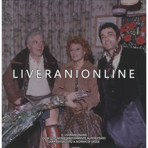 COL- RETROSPETTIVA ORNELLA VANONI CANTANTE NELLA FOTO ORNELLA VANONI CON GIANRICO TEDESCHI A TEATRO NELL’ANNO 1975 AG ALDO LIVERANI SAS