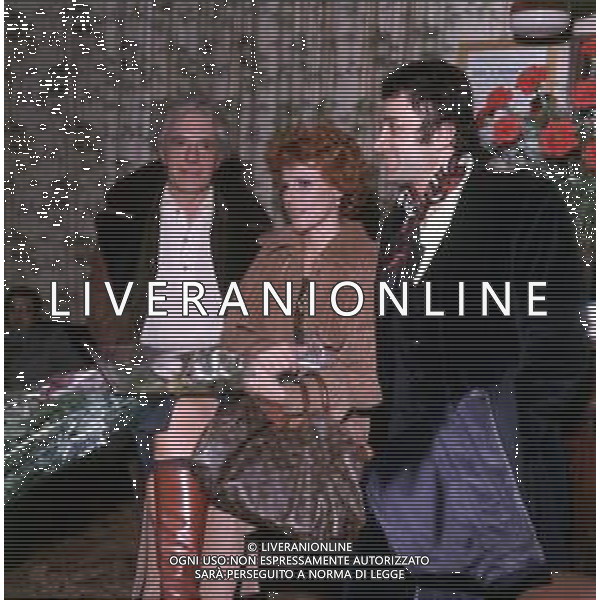 COL- RETROSPETTIVA ORNELLA VANONI CANTANTE NELLA FOTO ORNELLA VANONI CON GIANRICO TEDESCHI A TEATRO NELL’ANNO 1975 AG ALDO LIVERANI SAS