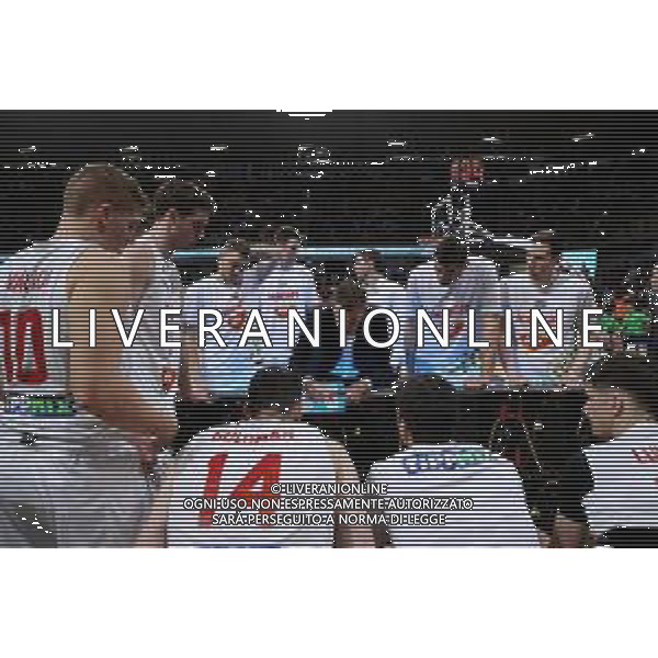 Reggio Calabria 23/02/2025 PalaCalafiore. Qualificazioni EuroBasket 2025 Italia vs Ungheria. In foto il Coach dell\'Ungheria Gasper Okorn a colloquio con i suoi giocatori Foto Pasquale Garreffa/Agenzia Liverani Sas AGENZIA ALDO LIVERANI SAS