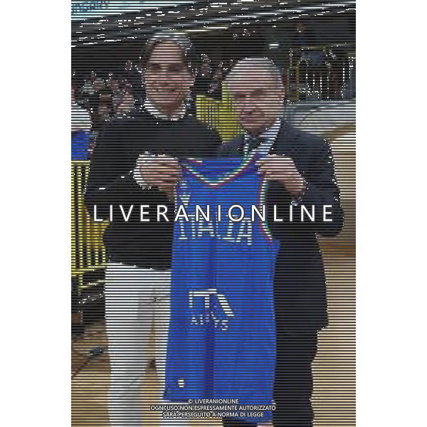Reggio Calabria 23/02/2025 PalaCalafiore. Qualificazioni EuroBasket 2025 Italia vs Ungheria. In foto Il Presidente della Federazione Pallacanestro Gianni Petrucci dona la maglia della Nazionale Italiana autografata al Sindaco di Reggio Calabria Giuseppe Falcomatà Foto Pasquale Garreffa/Agenzia Liverani Sas AGENZIA ALDO LIVERANI SAS