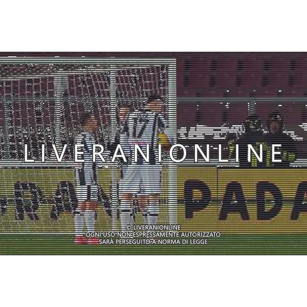 TVEM February 21, 2025 Lecce, Italy - US Lecce vs Udinese Calcio - Italian soccer serie A 2024/25 - Via Del Mare Stadium. In the pic: Lorenzo Lucca, Alexis Sanchez and Florian Thauvin of Udinese Calcio discuss how to take the penalty foto emmanuele mastrodonato-ag aldo liverani sas