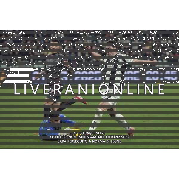 TVMV-Torino 26.02.2025 Allianz Stadium ©Manuela Viganti/Agenzia Aldo Liverani Juventus vs Empoli Quarti di Finale Coppa Italia Frecciarossa 2024/2025 Nella foto: dusan vlahovic anticipato da devis vasquez ©Viganti - AGENZIA ALDO LIVERANI SAS