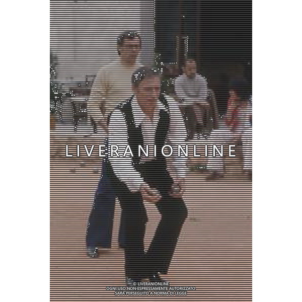 DIAP-RETROSPETTIVA YVES MONTAND ATTORE NELLA FOTO YVES MONTAND NELL\'ANNO 1973 GIOCA A BOCCE POINT SAINT PAUL DE VENCE AG ALDO LIVERANI SAS 