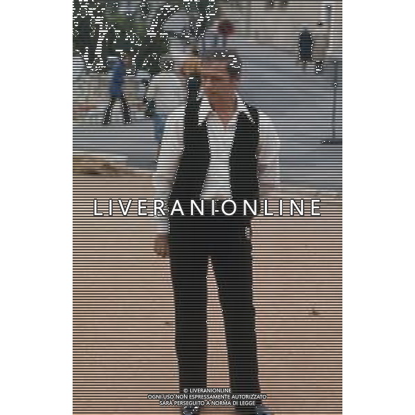 DIAP-RETROSPETTIVA YVES MONTAND ATTORE NELLA FOTO YVES MONTAND NELL\'ANNO 1973 GIOCA A BOCCE POINT SAINT PAUL DE VENCE AG ALDO LIVERANI SAS 