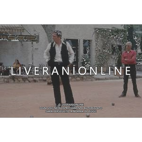 DIAP-RETROSPETTIVA YVES MONTAND ATTORE NELLA FOTO YVES MONTAND NELL\'ANNO 1973 GIOCA A BOCCE POINT SAINT PAUL DE VENCE AG ALDO LIVERANI SAS 