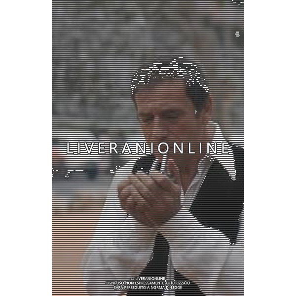 DIAP-RETROSPETTIVA YVES MONTAND ATTORE NELLA FOTO YVES MONTAND NELL\'ANNO 1973 GIOCA A BOCCE POINT SAINT PAUL DE VENCE AG ALDO LIVERANI SAS 