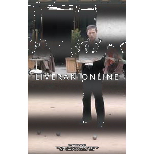 DIAP-RETROSPETTIVA YVES MONTAND ATTORE NELLA FOTO YVES MONTAND NELL\'ANNO 1973 GIOCA A BOCCE POINT SAINT PAUL DE VENCE AG ALDO LIVERANI SAS 