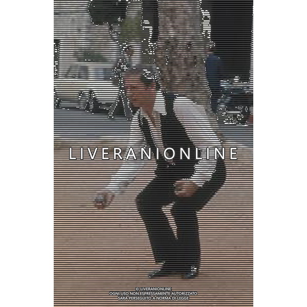 DIAP-RETROSPETTIVA YVES MONTAND ATTORE NELLA FOTO YVES MONTAND NELL\'ANNO 1973 GIOCA A BOCCE POINT SAINT PAUL DE VENCE AG ALDO LIVERANI SAS 