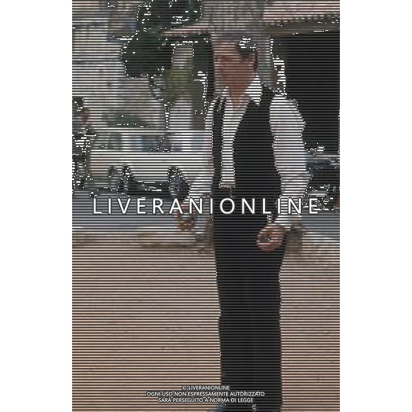 DIAP-RETROSPETTIVA YVES MONTAND ATTORE NELLA FOTO YVES MONTAND NELL\'ANNO 1973 GIOCA A BOCCE POINT SAINT PAUL DE VENCE AG ALDO LIVERANI SAS 