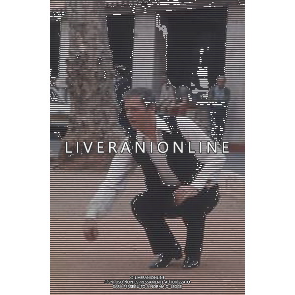 DIAP-RETROSPETTIVA YVES MONTAND ATTORE NELLA FOTO YVES MONTAND NELL\'ANNO 1973 GIOCA A BOCCE POINT SAINT PAUL DE VENCE AG ALDO LIVERANI SAS 